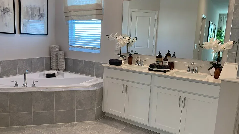 Banheiro da suíte master do modelo Rio no Wellness Ridge Clermont FL, casa Lennar em Orlando para brasileiros