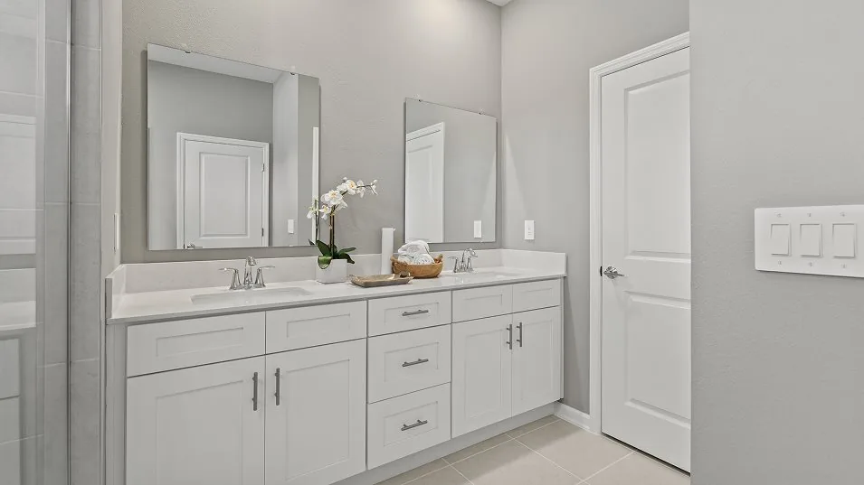 Banheiro da suíte master do modelo Estero no Wellness Ridge Clermont FL, casa Lennar em Orlando para brasileiros