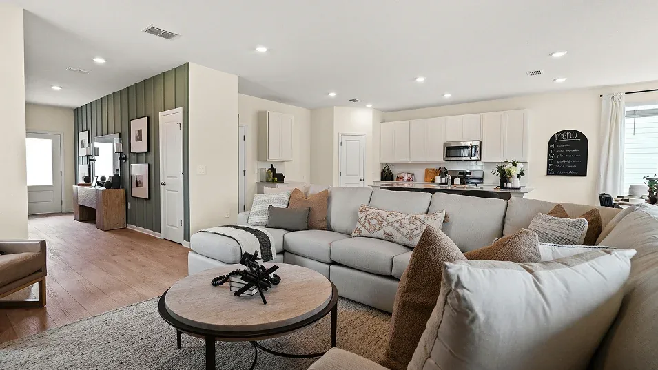 Sala de estar do modelo Capri - vista 1 no Wellness Ridge Clermont FL, casa Lennar em Orlando para brasileiros