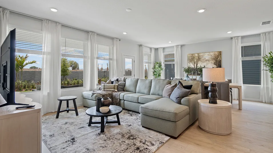Sala de estar do modelo Dylan no Wellness Ridge Clermont FL, casa Lennar em Orlando para brasileiros