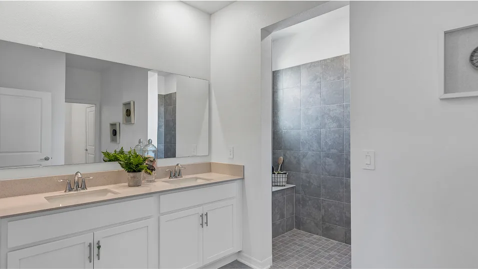 Banheiro da suíte master do modelo Aspen no Wellness Ridge Clermont FL, casa Lennar em Orlando para brasileiros