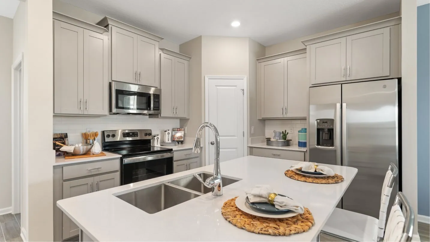 Cozinha integrada do modelo Cascade da Lennar em Wellness Ridge, Clermont FL