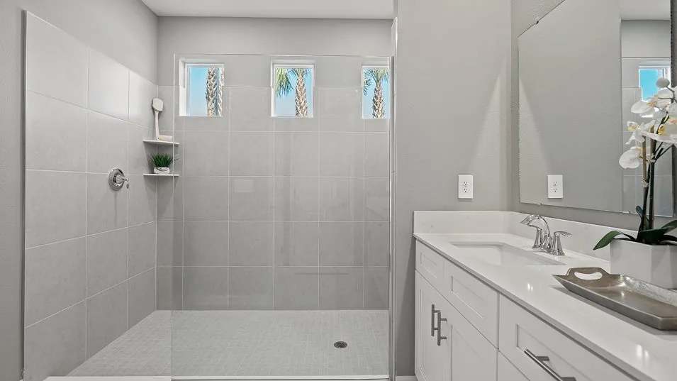 Banheiro da suíte master do modelo Estero no Wellness Ridge Clermont FL, casa Lennar em Orlando para brasileiros