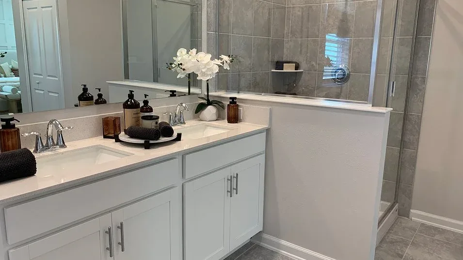 Banheiro da suíte master do modelo Rio no Wellness Ridge Clermont FL, casa Lennar em Orlando para brasileiros